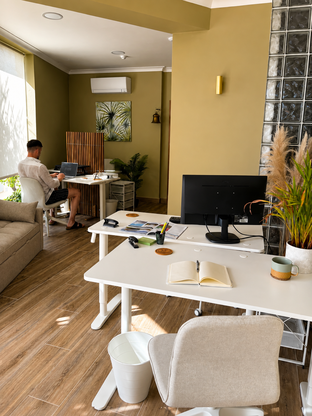 Flexible office room with desks and natural light in Porto de Mós