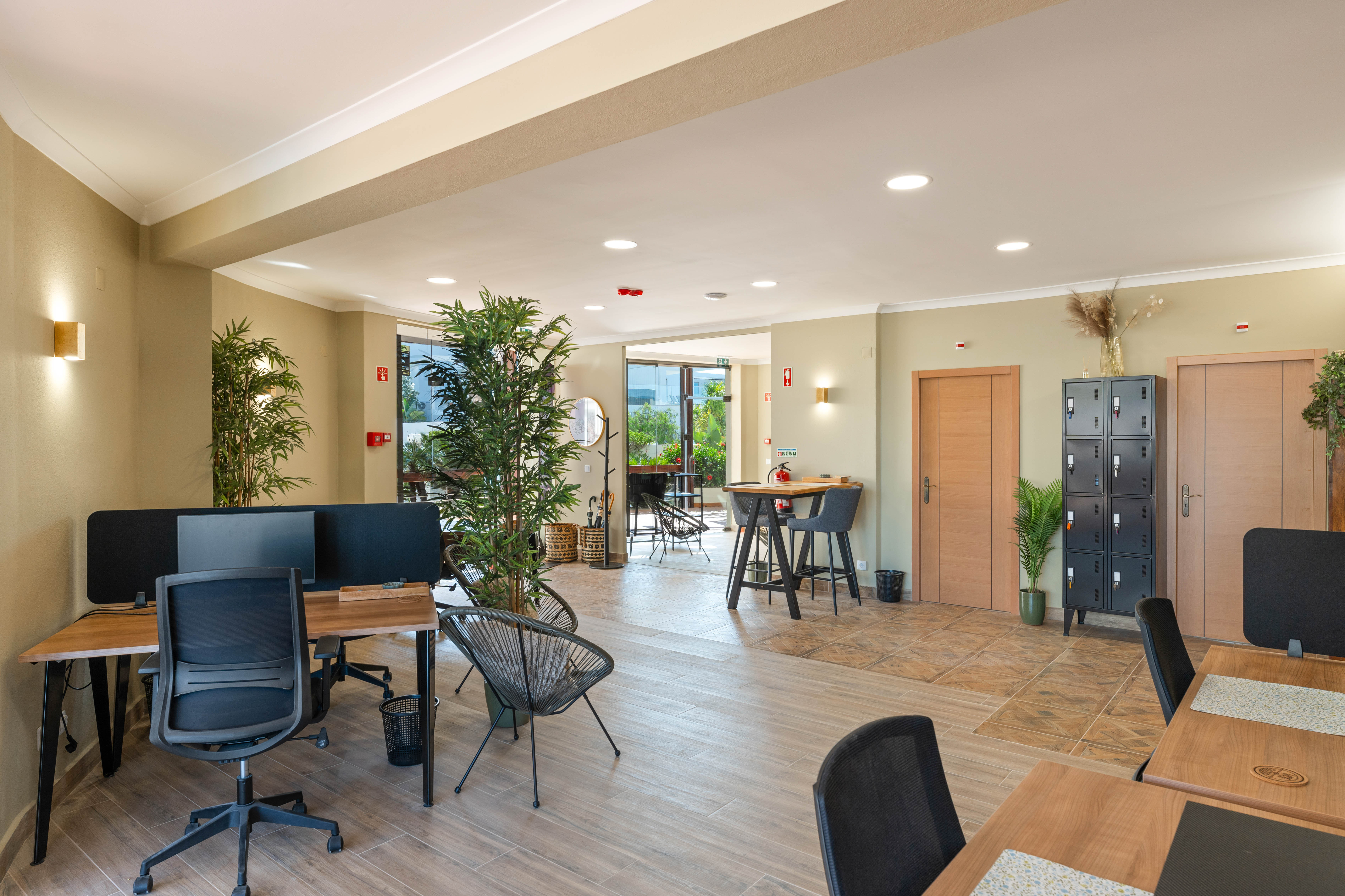 Open workspace with desks, lockers and lounge seating at Lifestyle @ Vila Mós